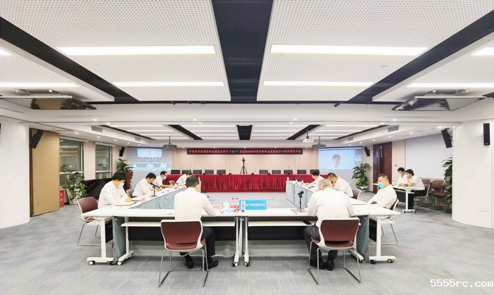 8.13中心组学习会_调整大小.jpg 8.13中心组学习会_调整大小.jpg